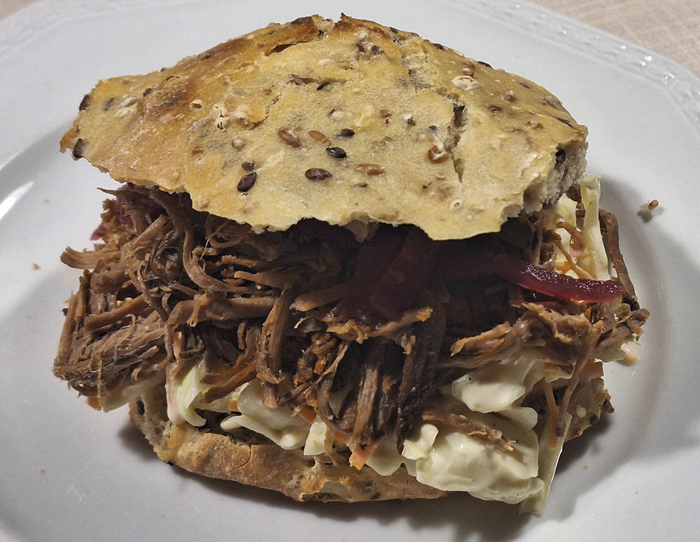 Grovbolle med coleslaw og pulled beef