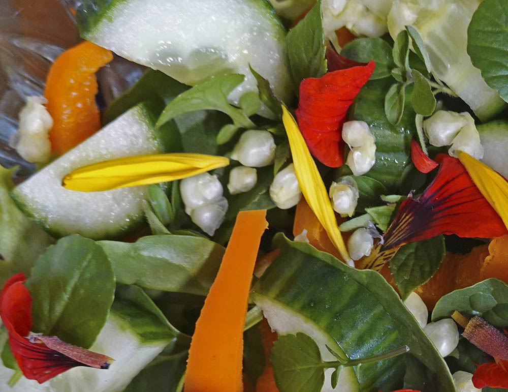 Jordskokblomst i blandet salat