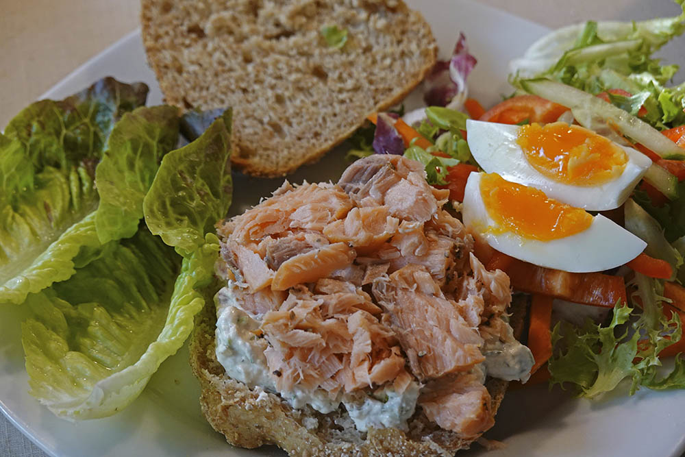 Grovbolle med rygeostcreme, varmr�get laks og bindsalat